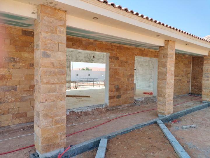 شرفة الاستراحة بأعمدتها الحجرية أثناء أعمال التشطيب