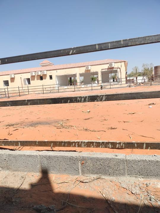 الميدان وسياجه المعدني ومبنى الإسطبل خلفه