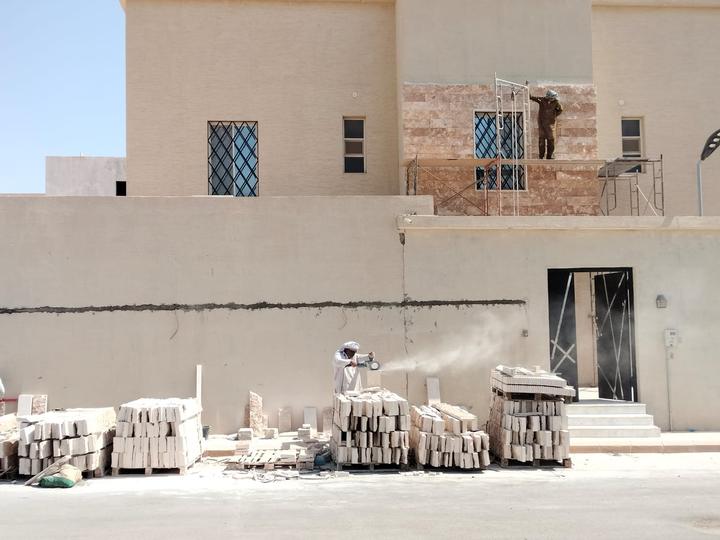 ألواح الحجر ومواد المونة مجهّزة في الموقع قبل التركيب