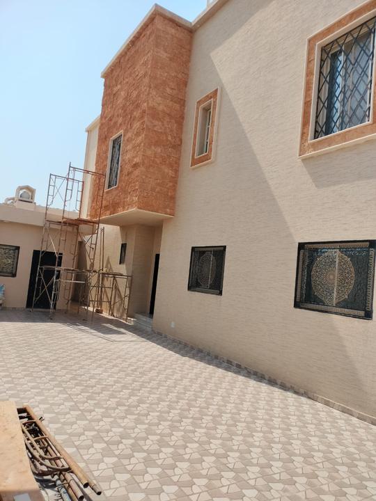 الواجهة الجانبية بعد فرش الإنترلوك في الممر